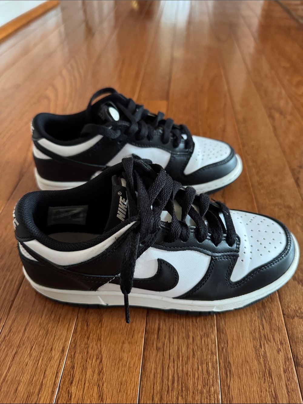 🎉Nike- Black and White Low-Top Sneakers(Size 3.5)🎉 - Picture 2 of 5